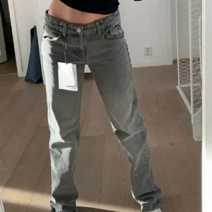 Gråa zara jeans - Säljer mina gråa lågmidjade zara jeans. Köpes för ganska länge sen men är ändå i jättebra skick💞                                           Säljer endast vid bra bud!!❤️ köp direkt för 550