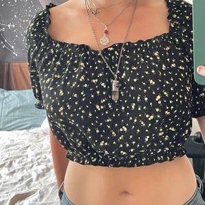 H&M Svart blommig topp Stl M - Använd en gång!