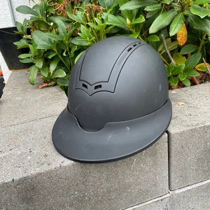 Ridhjälm avtagbar solskärm  - Ridhjälm Kylin, storlek 56. Använd Max 10ggr, aldrig avramlad med eller tappad. Den har tyvärr lite smink i fodret.. 