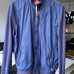 Parajumer  - Säljer min sambos jacka då den inte kommer till användning! Jackan är storlek L men mer som M i storleken. Det är en sweatshirt/jacka. Kan bara en bra julklapp nu till julen. Jacka är i väldigt bra skicka inga fel alls.😀