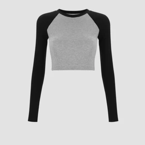 Långärmad croppad tröja - Lite tjockare tröja med så fint och skönt material. Aldrig använd säljer pga för stor för mig!