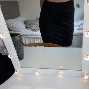 Svart kjol 🌸🧞‍♀️🧞‍♀️🦩🦩 - Verkligen aldrig använd den är super skön och snygg till något festligt💒