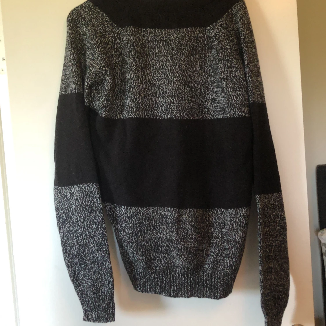 Svart/vit kofta, Skill - 90