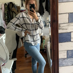 Svart vit skjorta  - En super skön skjorta. Går att knyta till en Knut som blir jätte gullig. Säljer för att jag inte har använder och den bara legat hema i en låda.