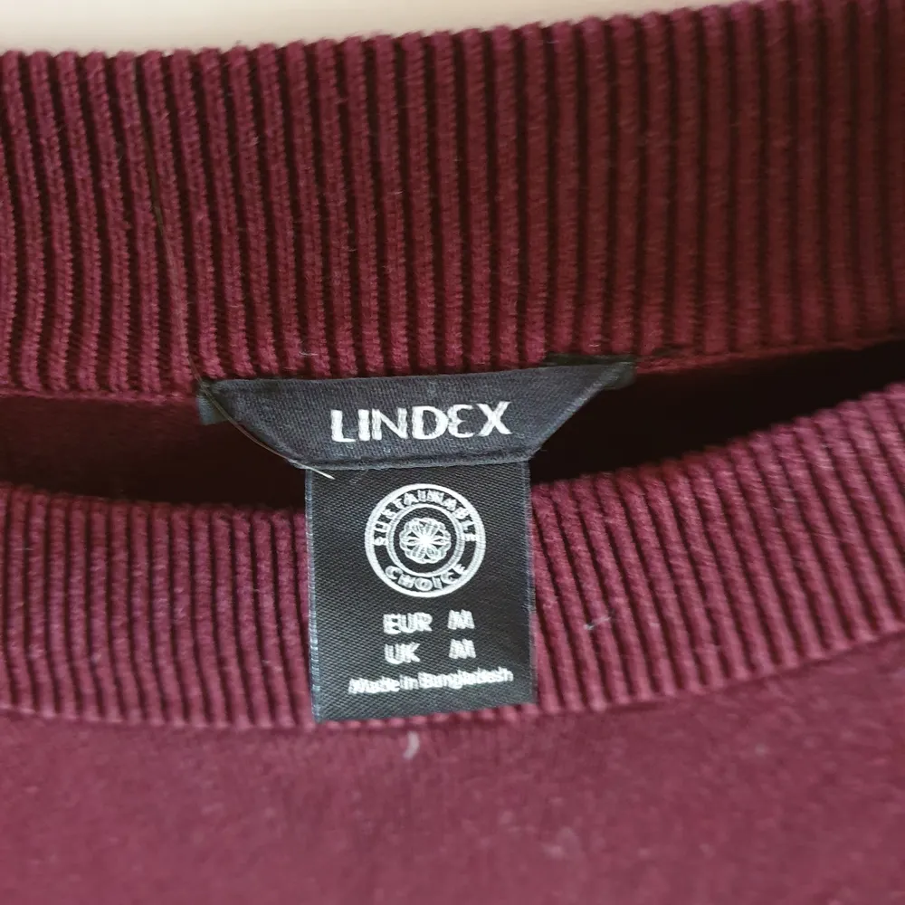 Vinröd/mörk lila stickad tröja i storlek M från Lindex, fint skick använd ca 10 gånger så hyfsat nytt skick. Säljes för 70kr + frakt 66kr = totalt 136kr.. Stickat.