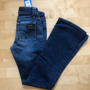 Jeans  - Jättesnygga raka jeans köpta på sellpy som tyvärr var för små för mig. Jag skulle säga att de passar en w24/xs