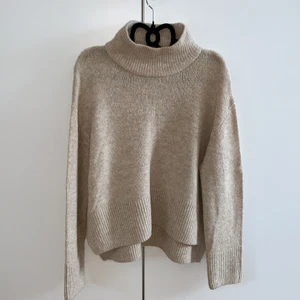 Beige stickad tröja med turtleneck  - Beige stickad tröja med turtleneck i bra skick. Aldrig använd 