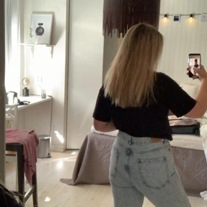 Jeans från Gina  - As snygga jeans från Gina inköpt för lite mer än ett år sen som inte har kommit till andvändning så mycket. De är storlek 44 men skulle säga att dom är lite liten i storleken. Jag är 165 lång. Frakten är inräknat i priset, inköps pris var 599☺️