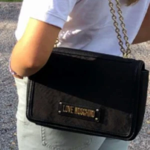 Moschino väska  - Säljer denna äkta Love moschino väska! Nypris ca 1400 kr!! Säljer för minst 570 kr. Kom med ett pris så kan vi diskutera🌸