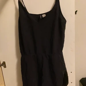 Svart jumpsuit strl 46 - Hittade denna i garderoben sen way back. En vanlig söt svart jumpsuit i storlek 46, men går att reglera banden så kan ha den nu när jag är S/M också. Bjuder på frakten! 50:- Om inte någon budar över 🥰