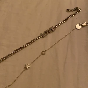 Smycken  - Hur fina smycken😍😍 alla smycken säljs för sig själva … halsbandet =70 armbanden=30 ringen=20 kan även göra fler ringar i andra färger 🥰 örhängen = 20 🕷