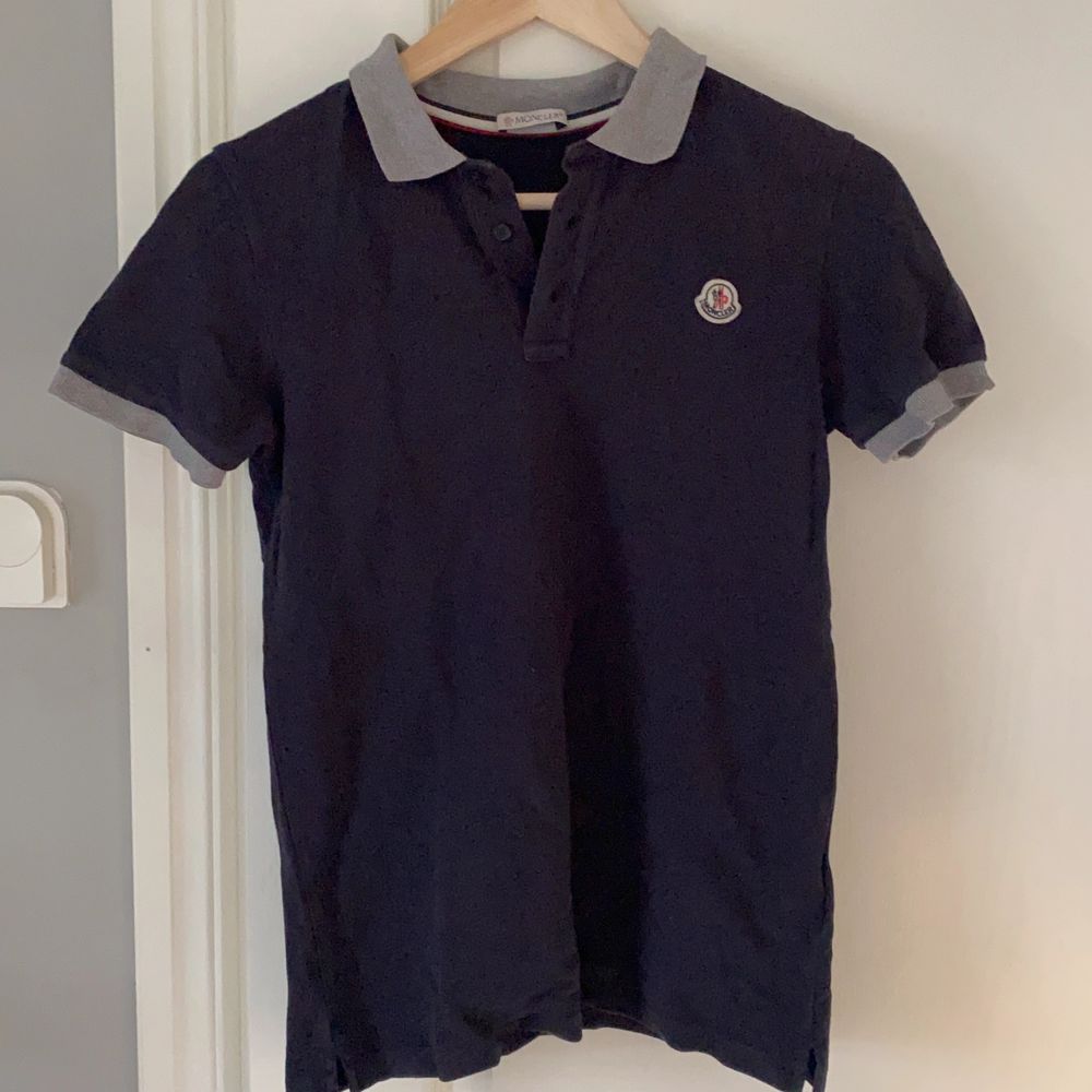 Jag säljer min moncler piqé tröja. Tröjan är i barnstorlek men passar xs eller en liten s. Har kassen och kanske kan lirka fram kvittot. Buda, startbud 300.. T-shirts.