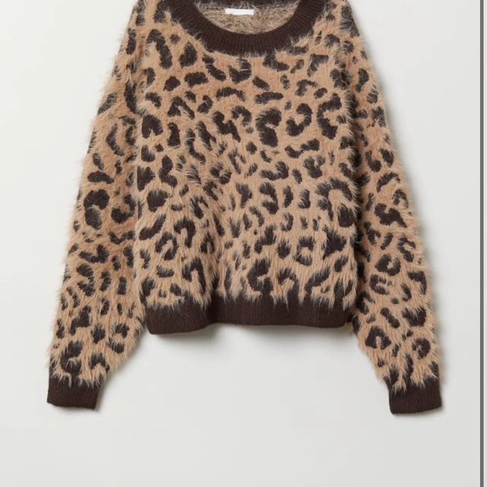 En stickad leopard tröja i bra skikt från hm. . Stickat.