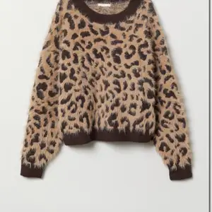 En stickad leopard tröja i bra skikt från hm. 