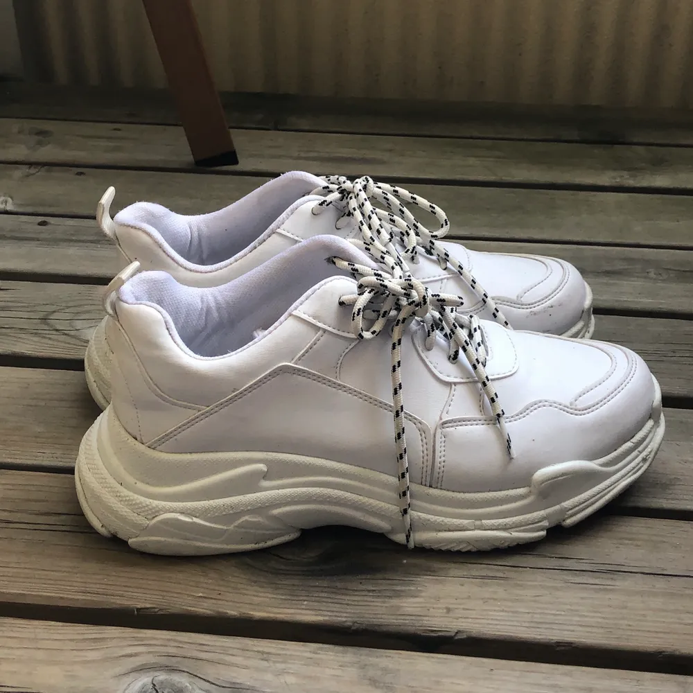 vita chunky sneakers, använt fåtal gånger så de är inte fläckfria men fortf najs skick. Skor.