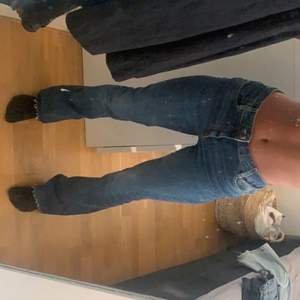 Mörkblåa bootcut jeans från zara, bra skick då de knappt är använda, midrise. (Obs-BUDA BARA OM DU KÖPER)