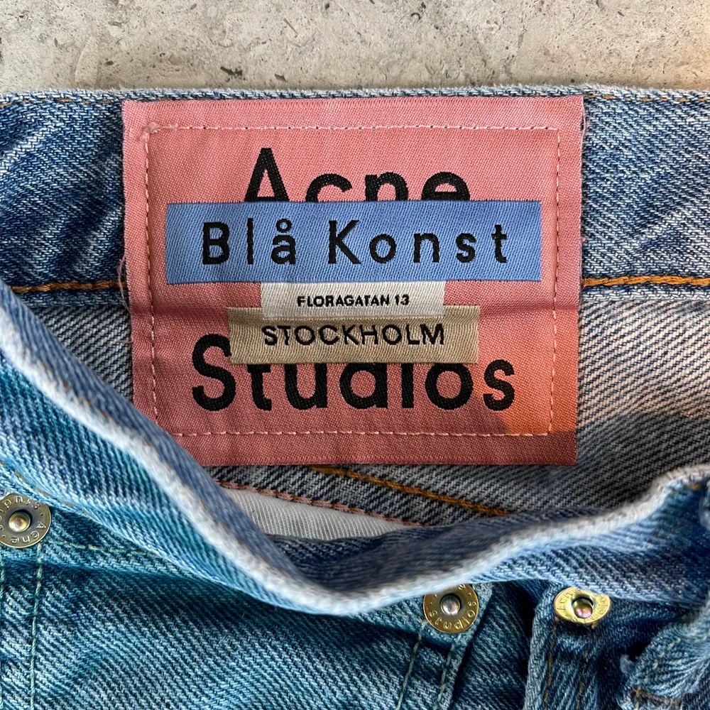 Sällsynta acne jeans i oanvänt skick med snygga detaljer. Sitter straight. Jeans & Byxor.
