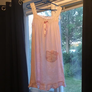 Nattklänning - Super fin hello Kitty nattklänning, knapp använd. Frakt tillkommer