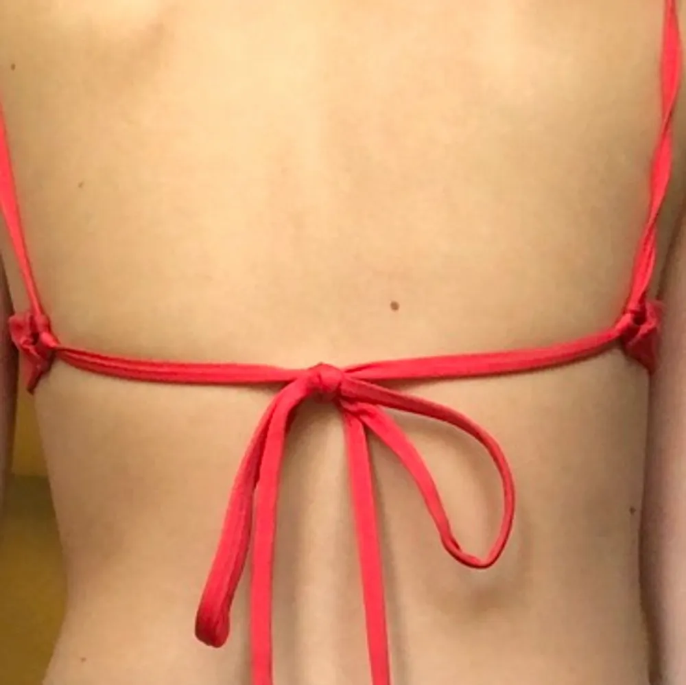 Säljer min röda bikini top då den blivit för liten. Går att knyta den i ryggen som på bilden men även korsa den.💕 . Övrigt.