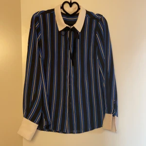 Blus - Från Gina Tricot, har knappt använts innan jag insåg att det inte var min stil. Men supersöt!! Har ett band i sammet som går att knyta runt halsen om man vill.