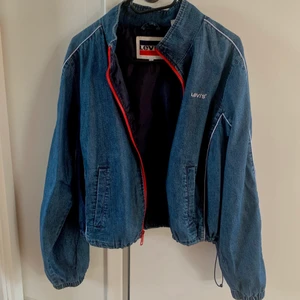 Intressekoll! - Intressekoll: jeansjacka från Levis i väldigt fint skick som jag använt 2-3 gånger. Dragsko nedtill så att man kan reglera modell. Är strl L men funkar för mig som normalt har XS, så skulle säga att den passar XS/S för en oversize och M/L för mer normal passform