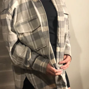 Rutig skjort jacka - Rutig skjorta som funkar som jacka då det är mer åt det tjocka jacka matrialet