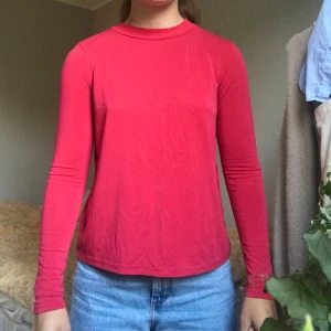 Långärmad söt tröja - Röd långärmad tröja med liten krage, strl S från Gina Tricot. 