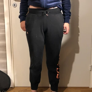 Adidas mjukis byxor - Mina gamla adidas byxor som sitter lite lågmidjat och är lite korta i benen som på min kusin i bilden, hon på bilden är 1,57. Köpare står frakten