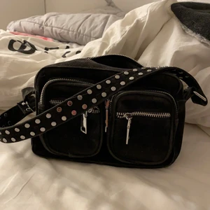 Noella väska, svart  - Säljer nu min Noella väska kendra (den lilla modellen) då den är lite för liten för mig som alltid har mycket saker med mig. Den är sparsamt använd men det svarta långa bandet har kommit bort tyvärr. Nypris är 629. Pris kan diskuteras vid snabb affär. Frakt ingår i priset