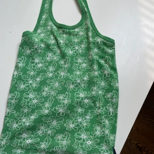 grön halterneck-top  - för stort för mig som brukar ha xxs/xs