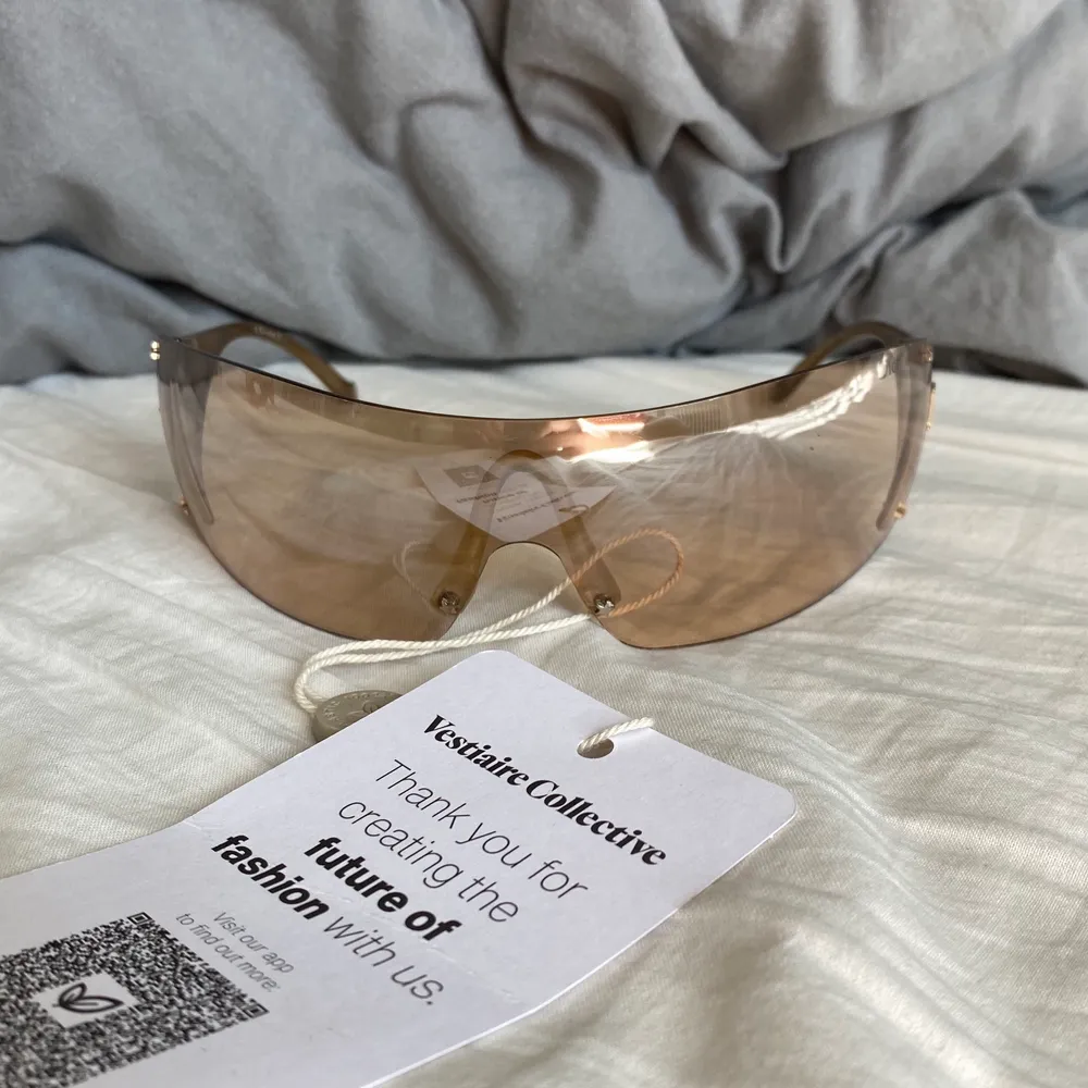 ÄKTA vintage dior solglasögon från 00-talet. Köpta på Vestiaire Collective. Tagen sitter fortfarande kvar och kvitto finns! . Accessoarer.