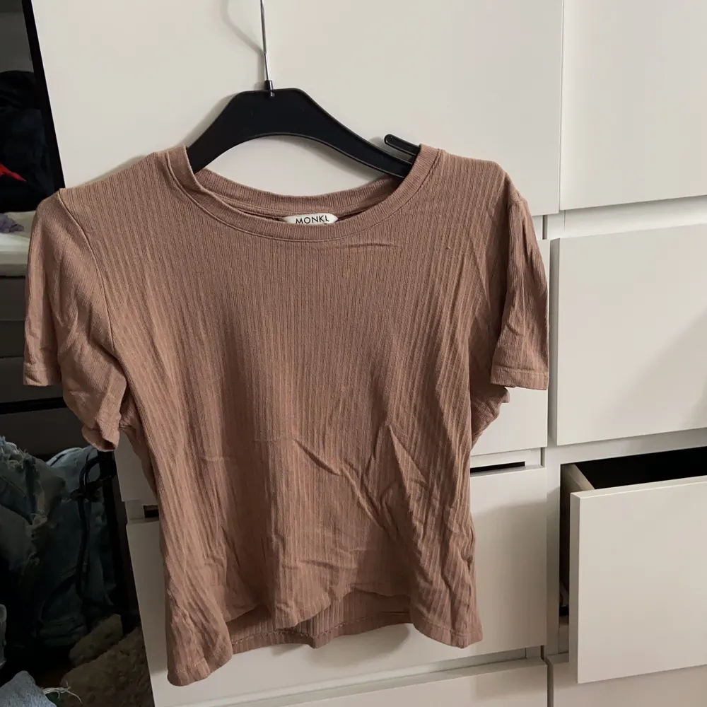En beige brun tshirt från MONKI, jätteskön, använt 1-2 gånger. 🤍. T-shirts.