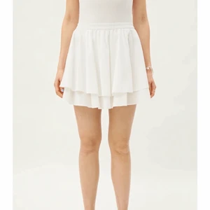 Vit volangkjol - Helt ny kjol från weekday. Den är endast provad och har lapparna kvar!  Storlek 38, skulle säga att den passar storlekar mellan XS-M! Köpt för 350kr. Säljer billigare då jag vill bli av med den💕 Köparen står för frakten!📦