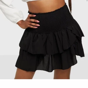 Kjol - jätte fin kjol men kommer tyvärr inte till användning. oklart vilket märke det är. Inte samma men ser ut som på bilden och är storlek 36. Passar Xs/s