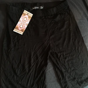 Cykelbyxor  - Aldrig använda, endast testade när jag köpte dem. Beställde från boohoo förra året men passade inte i storleken. Pälsdjur finns i hemmet. Frakt tillkommer. 🦋