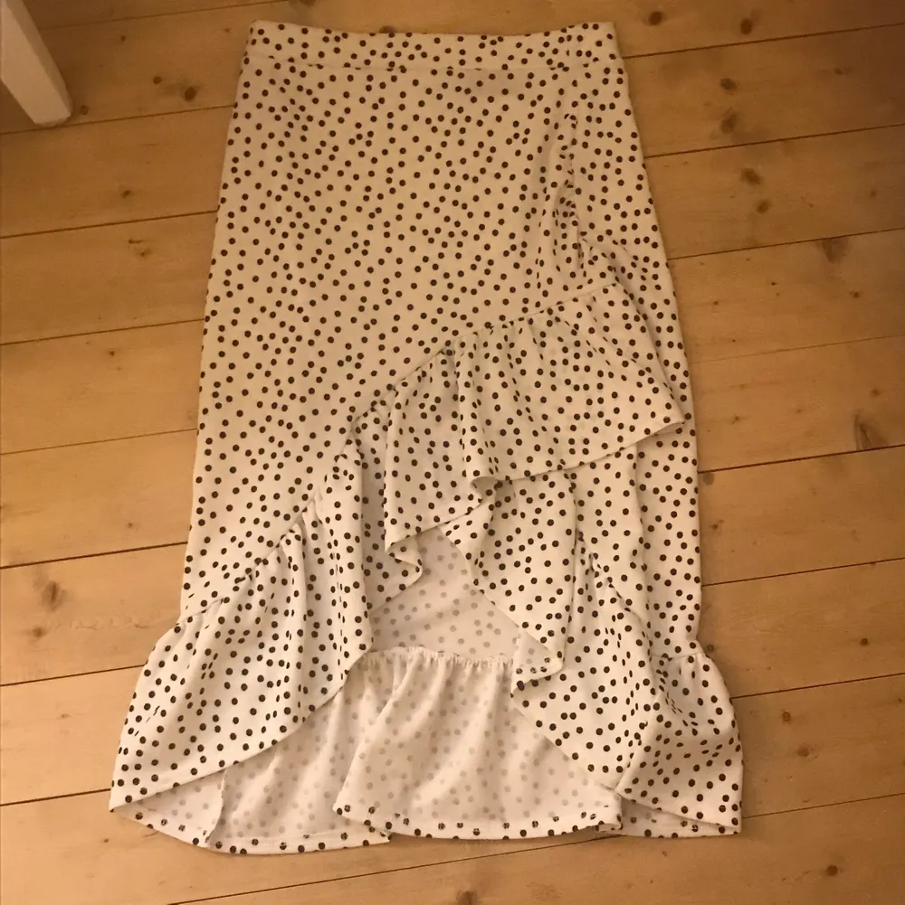 Säljer denna kjolen som jag tidigare köpt från plick men inte fått ett tillfälle att använda den på! Köpare står för frakt🤎🤎. Kjolar.