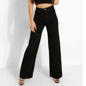 Dad jeans - Dessa svarta dad jeans som beställdes från bohoo. Dom är i modellen tall alltså långa i benen. Köptes för 450kr. Användna ca 5ggr kan skicka egna bilder vid intresse!!💕