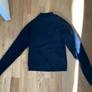 Turtel neck stickad tröja  - Säljer denna snygga stickade turtelneck tröjan som har blivit för liten för mig!