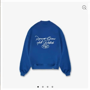 Represent, ROC worldwide Sweater - Oanvänd sweatshirt från Represent, storlek S. Kvitto finns. Nypris 1600kr säljs för 1100kr inklusive frakt. Hör av dig vid frågor!                                 Betalning via swish.