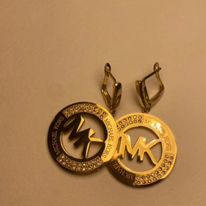 Örhängen. Helt ny och oanvänd  - Helt ny och oanvänd. Michael Kors inte äkta. Mycke vackra örhängen, metallsmycken.  Blir inte mörkare och är inte rädd för vatten 💦 Perfekt passform. Öronen gör inte ont efter användning 