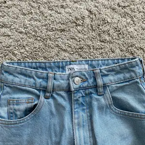 Hej! Jag säljer mina jeans från Zara i storleken 32. Jag säljer eftersom att de inte passar längre. Frakt ingår inte💕