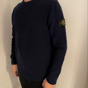 Stone Island nypris; 2000:- - En Stone Island tröja i storlek M. Inte mycket använd alls! Priset kan diskuteras vid snabb affär.
