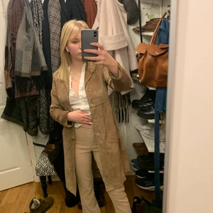 Lågmidjade beigea ”kostymbyxor” - Så fina! Något utsvängda och lågmidjade köpta på humana men har ej kommit till användning då jag har för mycket byxor i samma stuk. Så fina passar bra på mig som brukar ha S/36-38/27-28 i jeans. Något strechiga. Fråga för fler bilder!❤️