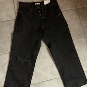Jeans Svarta - Svarta jättefina jeans från H&M. Lappen sitter kvar, kunde inte ha dem så endast testade, korta i storleken. Strl 42, men för mig som 38 kunde inte knäppa dem, pga för små runt rumpan.