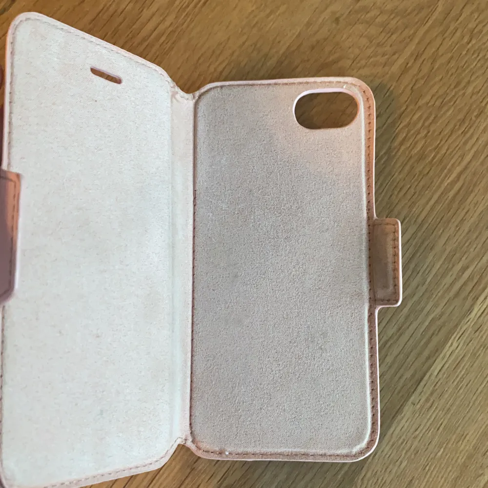 Rosa Ideal Of Sweden plånboksfodral iPhone 7. Använd få tals gånger, den är hyfsat ny. Tyvärr inget medföljande magnet skal. (PRIS KAN DISKUTERAS VID SNABB AFFÄR) 💓. Accessoarer.