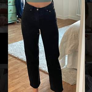 Levi’s jeans, svarta ribcage, storlek w26 L29. Säljer pga för mkt jeans hemma. Har inte använt speciellt mycket, max 5 och tvättat en gång. Sitter som en smäck, raka i modellen och går ner till fötterna/nedanför anklarna. Perfekt längd med skor. Jag är 167 men ganska långa ben för referens och bär normalt stl.26 och S. Nypris 1145kr men säljer för 250kr, kan mötas i Jönköping eller skickar med postnord, köparen står för frakten🧡