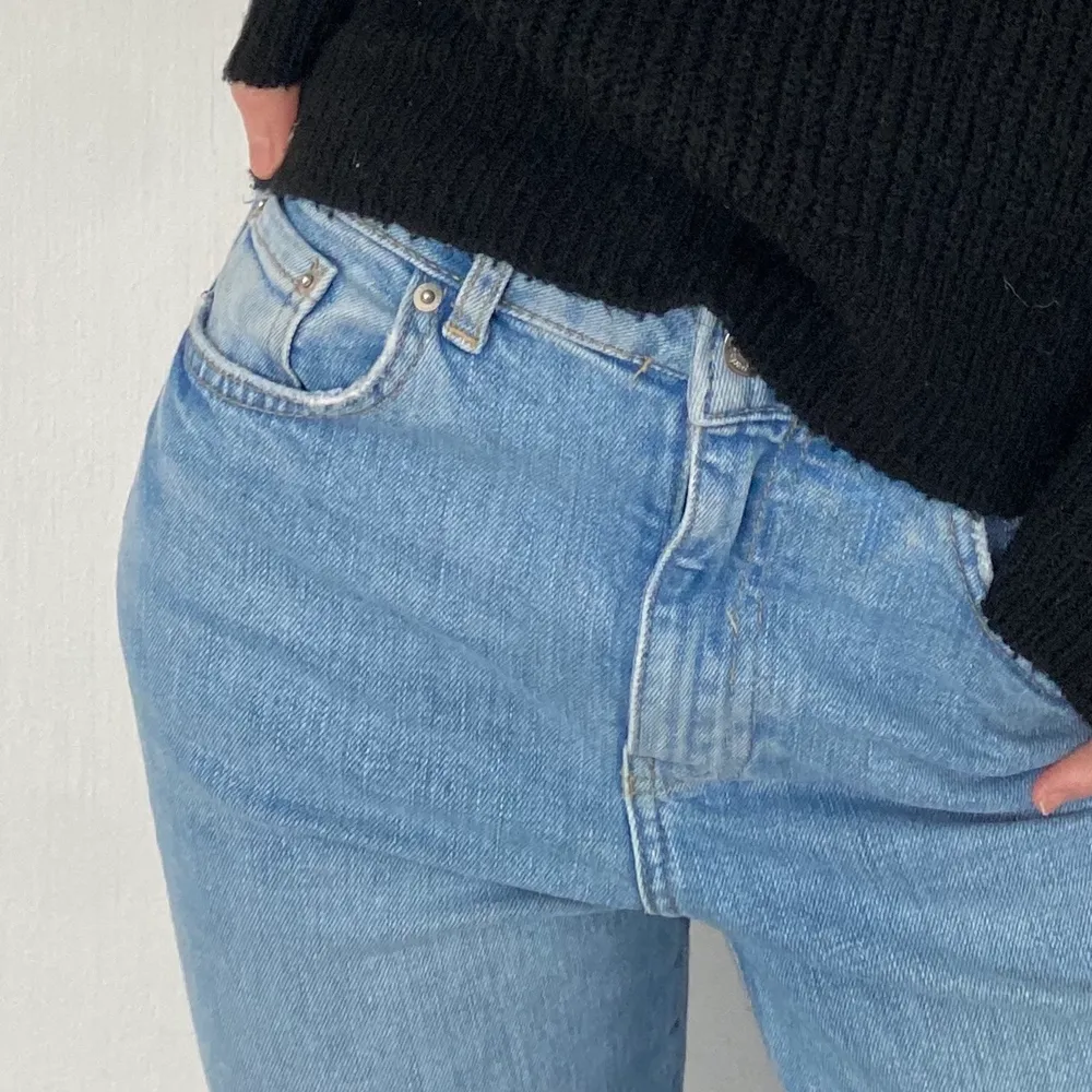 Supersnygga croppade jeans ifrån gina i strl 34!!💗💗💗 väldigt varsamt och är i mycket bra skick endast lite skrynkliga längst ner💃🏼. Jeans & Byxor.