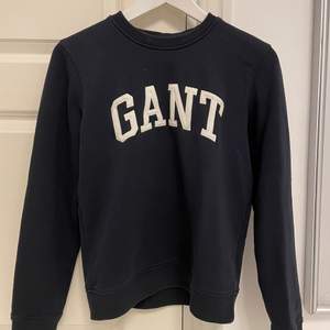 En jätte fin mörkblå gant tröja köpt på Gant för ca 2 månader sedan💓 Använd fåtal gånger, i använt skick men väldigt fin!🙌🏼 strl xs men passar även S. Köpt för 1000kr💖