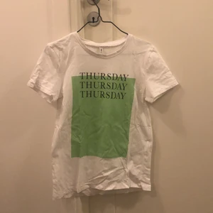 Only THURSDAY t-shirt - ”Only” köpt på veromoda. XS. Använd 1 gång och ungefär 4 månader gammal. Bra skick allt som behövs är kärlek och ett strykjärn! <3