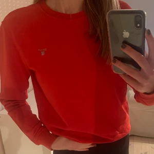Gant sweatshirt - Säljer min röda gant sweatshirt, den är köpt på kidsbrandstore och är i storleken 13-14 år vilket motsvarar ca xs i dam. Köparen står för frakt.❤️